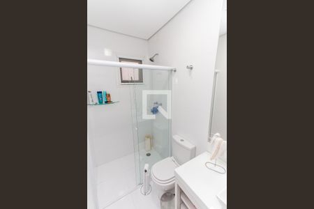 Casa de condomínio à venda com 450m², 4 quartos e 6 vagas Casa de condomínio à venda com 450m², 4 quartos e 6 vagasBanheiro da Suíte 2