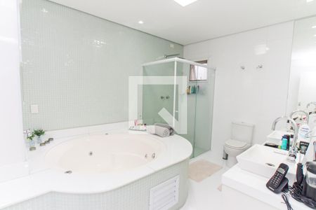 Casa de condomínio à venda com 450m², 4 quartos e 6 vagas Casa de condomínio à venda com 450m², 4 quartos e 6 vagasBanheiro da Suíte 1