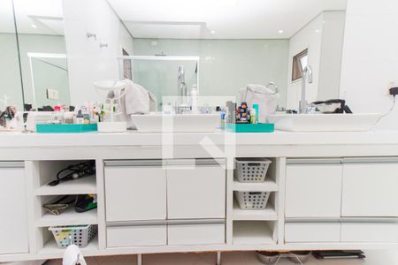 Casa de condomínio à venda com 450m², 4 quartos e 6 vagas Casa de condomínio à venda com 450m², 4 quartos e 6 vagasBanheiro da Suíte 1