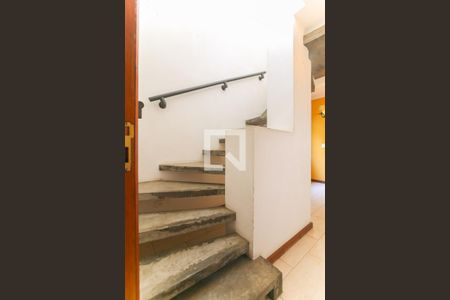 Escada de casa à venda com 2 quartos, 136m² em Lar São Paulo, São Paulo