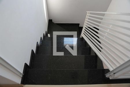 Escada de casa à venda com 3 quartos, 254m² em Santo Antônio, Osasco