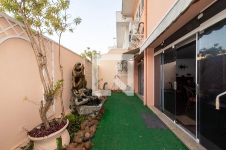 Casa à venda com 465m², 4 quartos e 6 vagas Casa à venda com 465m², 4 quartos e 6 vagasQuintal