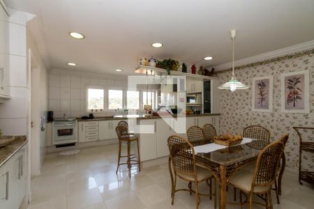 Casa à venda com 465m², 4 quartos e 6 vagas Casa à venda com 465m², 4 quartos e 6 vagasCozinha