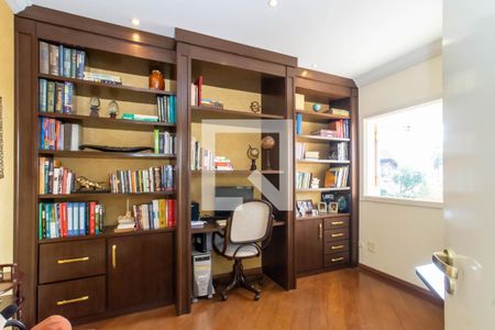 Casa à venda com 465m², 4 quartos e 6 vagas Casa à venda com 465m², 4 quartos e 6 vagasEscritório