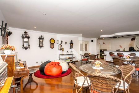 Casa à venda com 465m², 4 quartos e 6 vagas Casa à venda com 465m², 4 quartos e 6 vagasÁrea de Lazer
