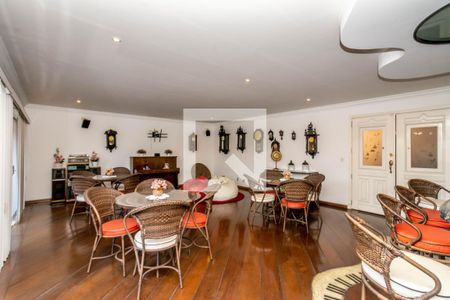 Casa à venda com 465m², 4 quartos e 6 vagas Casa à venda com 465m², 4 quartos e 6 vagasÁrea de Lazer