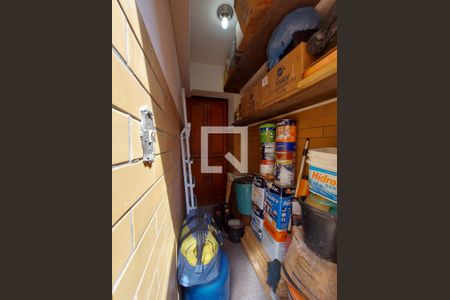 Casa de condomínio à venda com 375m², 4 quartos e 1 vaga Casa de condomínio à venda com 375m², 4 quartos e 1 vagaArmário / Quintal