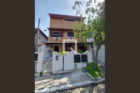 Casa de condomínio à venda com 375m², 4 quartos e 1 vaga Casa de condomínio à venda com 375m², 4 quartos e 1 vagaFachada da Casa