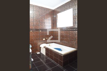 Banheiro da suíte de casa para alugar com 3 quartos, 160m² em Tarumã, Curitiba