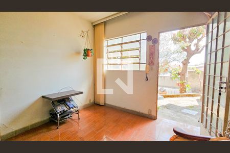 Sala de casa à venda com 3 quartos, 130m² em Santa Efigênia, Belo Horizonte