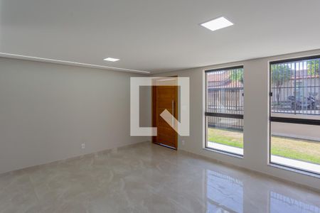 Sala de casa à venda com 4 quartos, 178m² em Planalto, Belo Horizonte