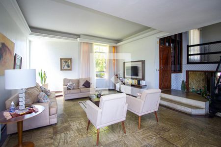 Sala de TV de casa de condomínio à venda com 5 quartos, 1000m² em Sapê, Niterói
