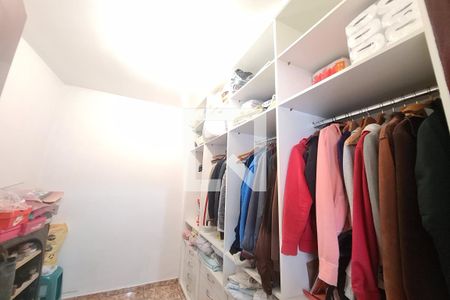 Closet da suíte de casa para alugar com 2 quartos, 267m² em Vila Antonieta, São Paulo