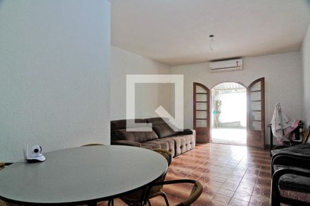 Sala de casa à venda com 3 quartos, 200m² em Vila Carbone, São Paulo