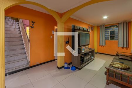 Sala de casa à venda com 6 quartos, 200m² em Minas Caixa, Belo Horizonte