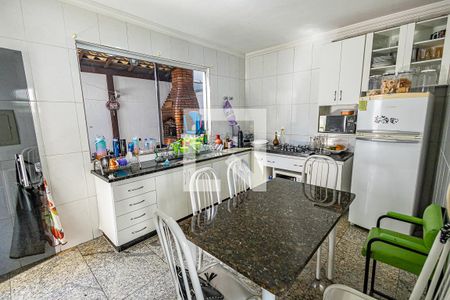 Cozinha de casa de condomínio à venda com 3 quartos, 170m² em Manacás, Belo Horizonte