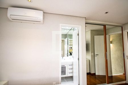 Suíte 1- parede ar condicionado e armário porta espelhada  de apartamento à venda com 2 quartos, 101m² em Vila Olímpia, São Paulo