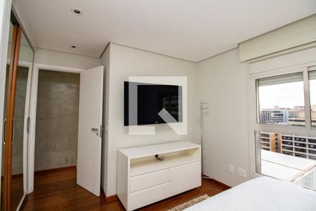 Suíte 1- parede TV  de apartamento à venda com 2 quartos, 101m² em Vila Olímpia, São Paulo