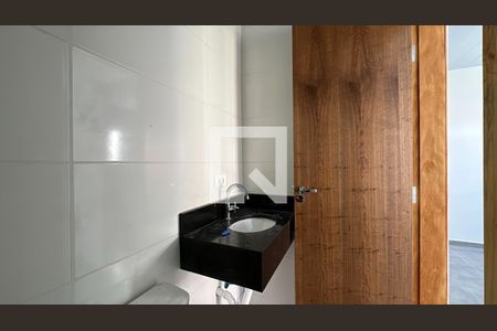 Banheiro de kitnet/studio para alugar com 1 quarto, 40m² em Novo Mundo, Curitiba