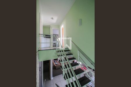 Escada de casa de condomínio para alugar com 4 quartos, 171m² em Califórnia, Nova Iguaçu