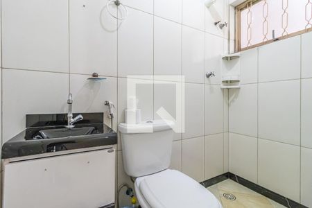 Banheiro de apartamento para alugar com 1 quarto, 14m² em Jardim Tupanci, Barueri