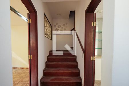 Casa à venda com 210m², 3 quartos e 1 vaga Casa à venda com 210m², 3 quartos e 1 vagaEscada