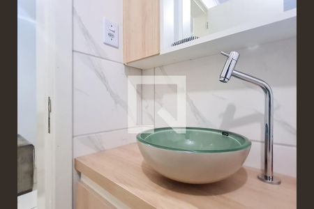 Banheiro de apartamento à venda com 1 quarto, 36m² em Rubem Berta, Porto Alegre