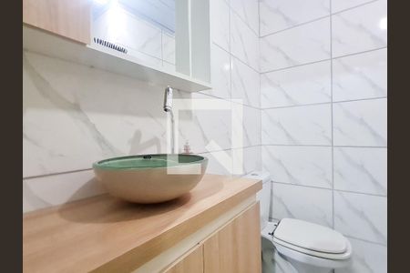 Banheiro de apartamento à venda com 1 quarto, 36m² em Rubem Berta, Porto Alegre