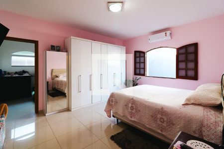 Casa à venda com 530m², 4 quartos e 4 vagas Casa à venda com 530m², 4 quartos e 4 vagasQuarto Suíte