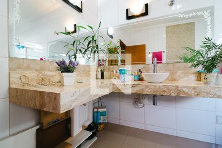 Casa à venda com 530m², 4 quartos e 4 vagas Casa à venda com 530m², 4 quartos e 4 vagasBanheiro da Suíte