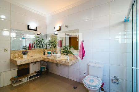 Casa à venda com 530m², 4 quartos e 4 vagas Casa à venda com 530m², 4 quartos e 4 vagasBanheiro da Suíte