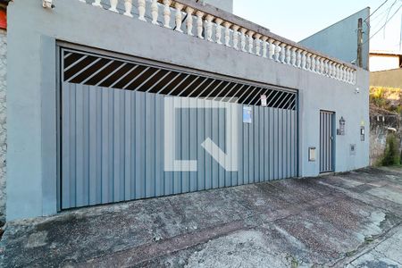 Casa à venda com 530m², 4 quartos e 4 vagas Casa à venda com 530m², 4 quartos e 4 vagasFachada