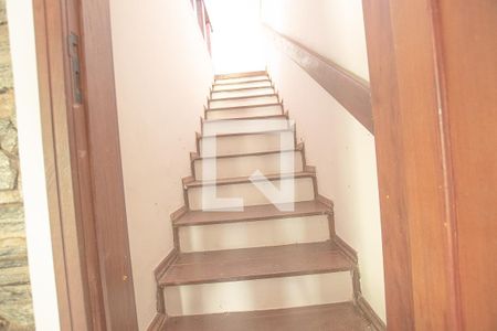 Casa para alugar com 408m², 4 quartos e 4 vagas Casa para alugar com 408m², 4 quartos e 4 vagasEscada