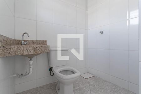 Banheiro da suíte  de casa para alugar com 1 quarto, 46m² em Tupi B, Belo Horizonte