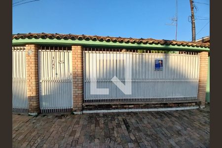 Casa à venda com 320m², 3 quartos e 10 vagas Casa à venda com 320m², 3 quartos e 10 vagasFachada