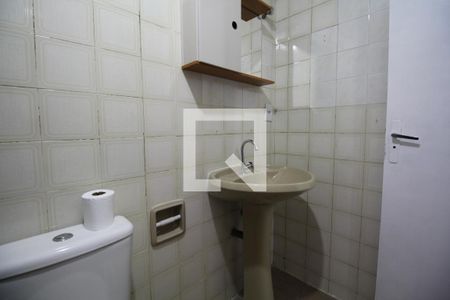 Banheiro de kitnet/studio para alugar com 1 quarto, 28m² em Liberdade, São Paulo