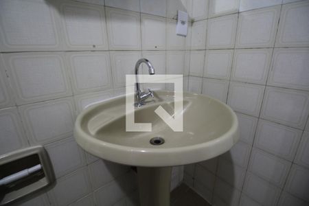 Banheiro de kitnet/studio para alugar com 1 quarto, 28m² em Liberdade, São Paulo