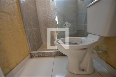 Banheiro de kitnet/studio para alugar com 1 quarto, 25m² em Cordovil, Rio de Janeiro