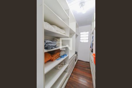 Casa à venda com 199m², 4 quartos e 4 vagas Casa à venda com 199m², 4 quartos e 4 vagasCloset da suíte