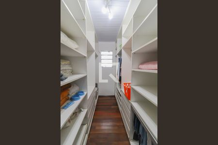 Casa à venda com 199m², 4 quartos e 4 vagas Casa à venda com 199m², 4 quartos e 4 vagasCloset da suíte