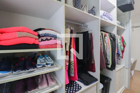 Casa à venda com 476m², 4 quartos e 6 vagas Casa à venda com 476m², 4 quartos e 6 vagasQuarto 1