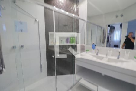 Casa à venda com 476m², 4 quartos e 6 vagas Casa à venda com 476m², 4 quartos e 6 vagasBanheiro Quarto 1