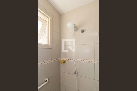 Banheiro de apartamento à venda com 1 quarto, 43m² em Jardim do Salso, Porto Alegre