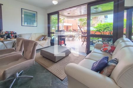 Sala de casa de condomínio para alugar com 5 quartos, 320m² em Jardim Tres Marias, Guarujá