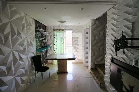 Sala de casa de condomínio à venda com 2 quartos, 99m² em Vila Carmosina, São Paulo