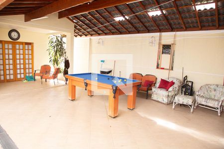 Casa à venda com 450m², 4 quartos e 3 vagas Casa à venda com 450m², 4 quartos e 3 vagasSalão de jogos