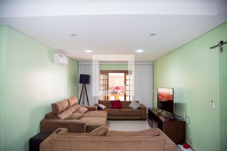 Sala de estar de casa à venda com 4 quartos, 450m² em Vila Augusta, Guarulhos