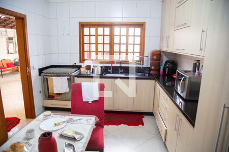 Casa à venda com 450m², 4 quartos e 3 vagas Casa à venda com 450m², 4 quartos e 3 vagasCozinha