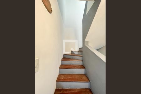 Escada de casa para alugar com 3 quartos, 296m² em Parque Jabaquara, São Paulo