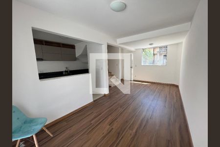 sala de casa de condomínio para alugar com 3 quartos, 120m² em Cabral, Contagem